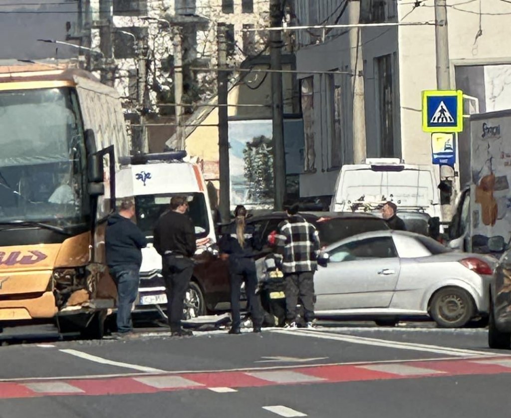 Cum s-a produs accidentul de pe strada Teodor Mihali? Un autocar, o autoutilitară și două mașini, avariate