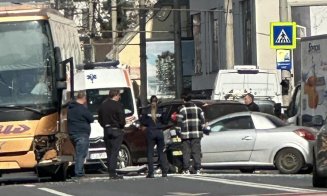 Cum s-a produs accidentul de pe strada Teodor Mihali? Un autocar, o autoutilitară și două mașini, avariate