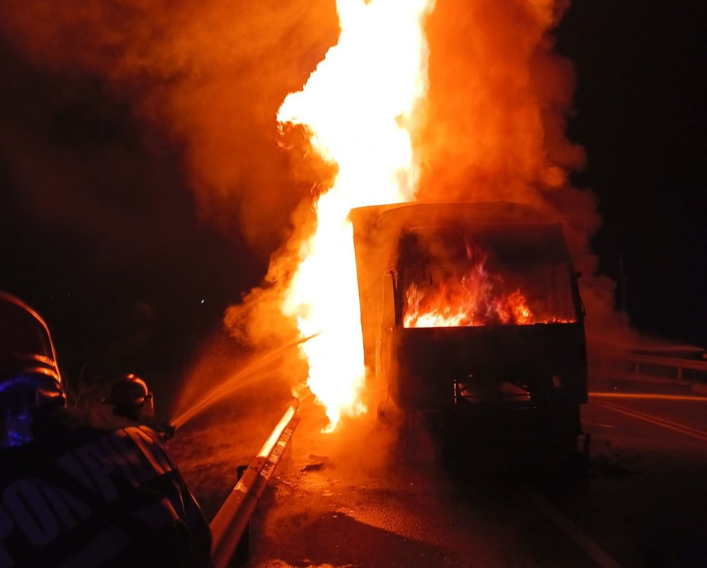 ARDE un camion într-o localitate din Cluj! Pompierii intervin cu două autospeciale