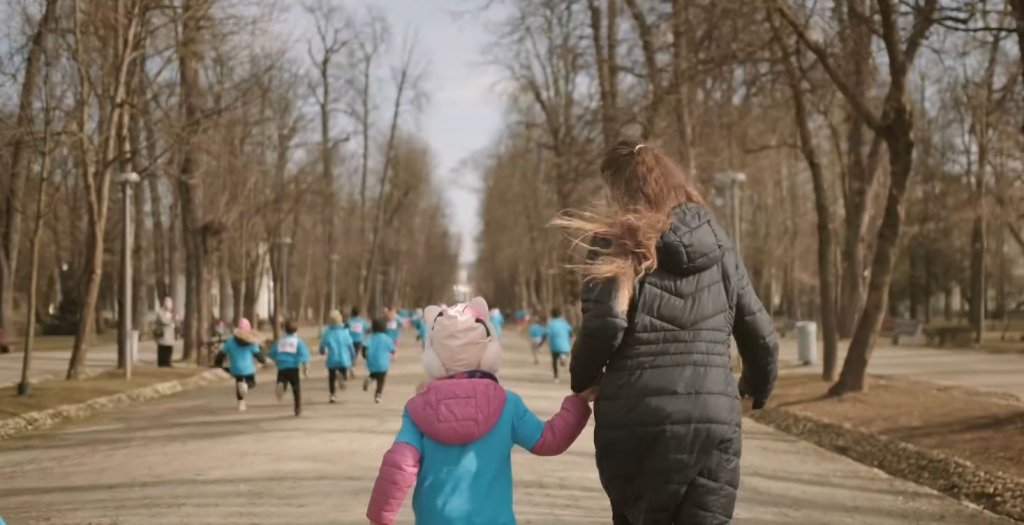 Cros caritabil la Cluj-Napoca - "Alerg pentru mama". Trasee la alegere: 2,5 km, 5 km sau 10 km, iar pentru copii de 500 m