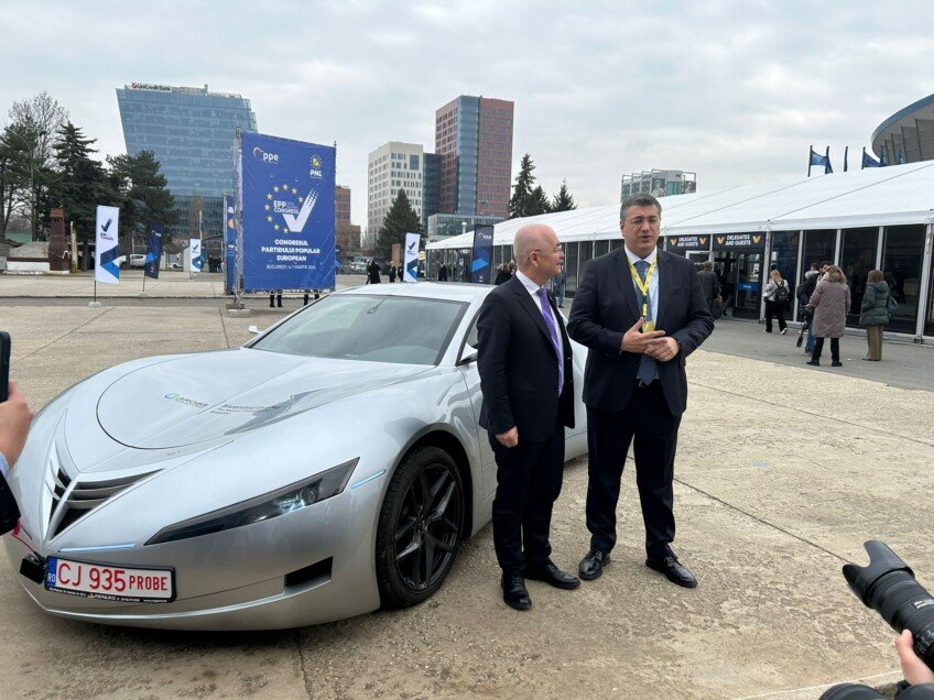 Boc a mers la Congresul PPE cu ''tesla de Cluj''. Cât costă limuzina electrică și ce specificații are