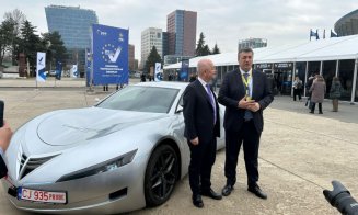 Boc a mers la Congresul PPE cu ''tesla de Cluj''. Cât costă limuzina electrică și ce specificații are