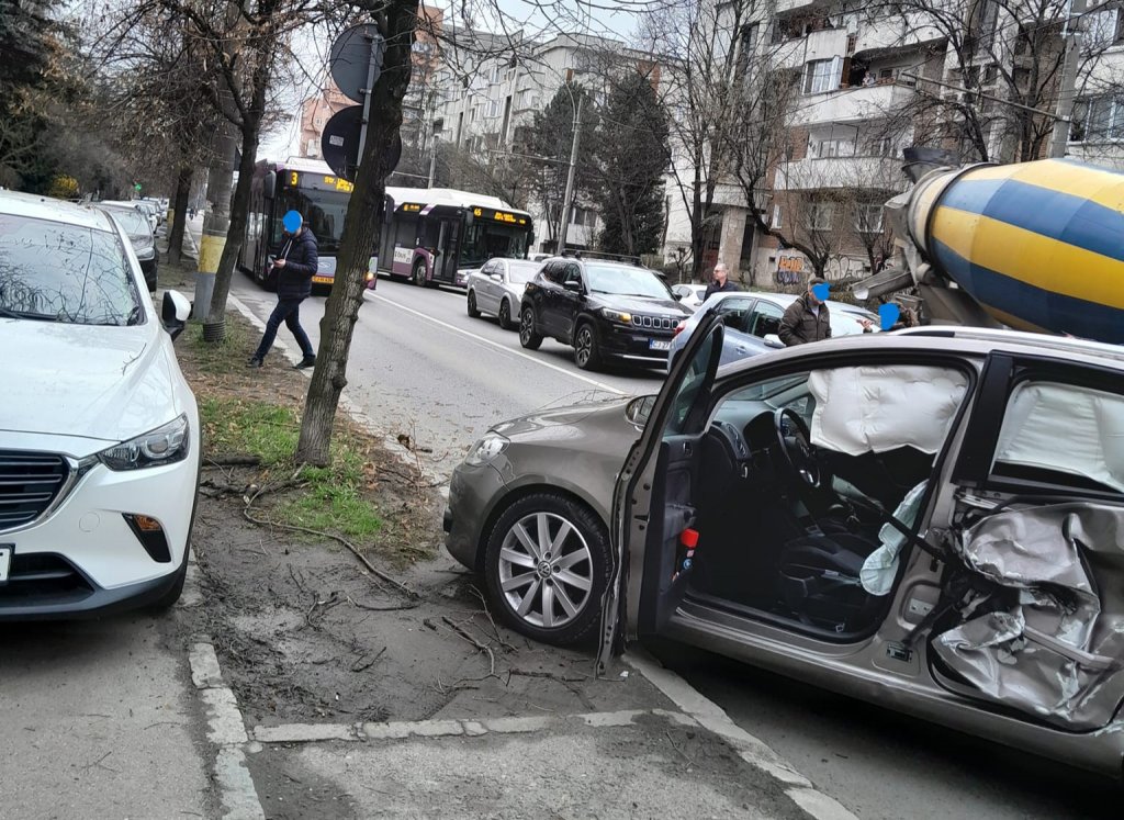 Ciocnire violentă între două mașini, în Gheorgheni