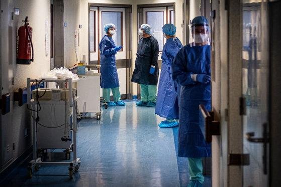 Salariile din asistență socială și sănătate, majorate din această lună. Rafila: Restabileşte un anumit echilibru