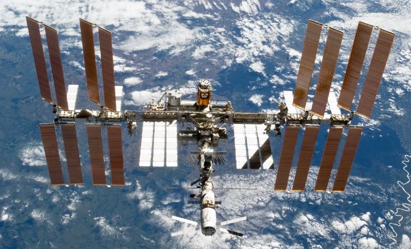 Trei tone de deșeuri spațiale eliberate de Stația Spațială Internațională se îndreaptă spre Pământ. Unde s-ar putea prăbuși