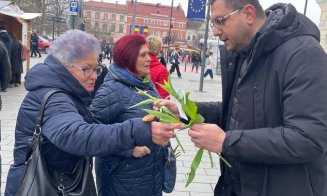 Liberalii clujeni, în frunte cu primarul Boc, au oferit flori femeilor de 8 Martie