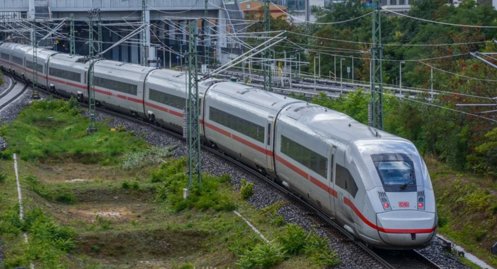 Linie de tren de mare viteză către Ungaria. Comisar European pentru Transporturi: „Budapesta e foarte interesată de tronsonul până la Cluj-Napoca”