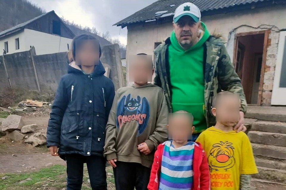 Oameni frumoși în Apuseni: Un bărbat își licitează porumbeii pentru a construi o casă unei familii nevoiașe cu opt copii