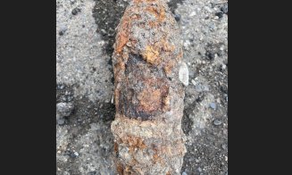 Un arheolog amator a găsit un proiectil neexplodat pe un câmp din județul Cluj