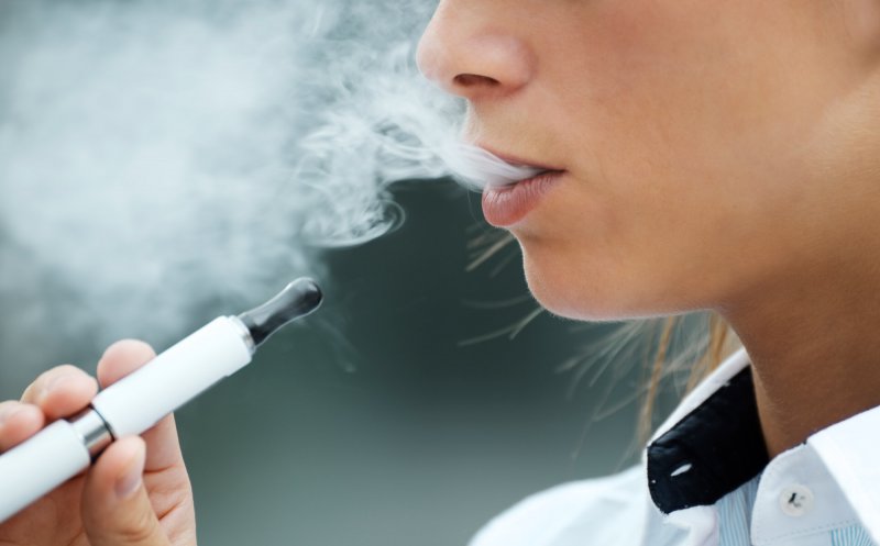 INTERZIS! Minorii nu mai pot cumpăra dispozitive electronice de fumat. Care sunt amenzile