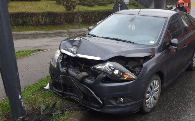 ACCIDENT în Cluj-Napoca. Femeie transportată la spital după ce a intrat cu mașina într-un stâlp