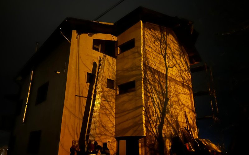 Incendiu la o casă în Cluj-Napoca. Pompierii au intervenit cu patru autospeciale