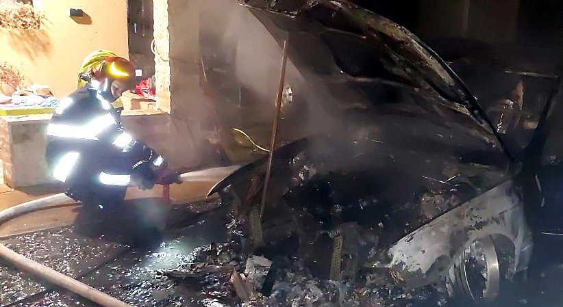 INCENDIU în Cluj: Le-a luat foc maşina în curte. S-a făcut scrum