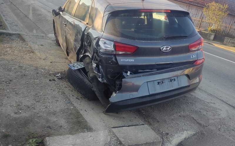 ACCIDENT în județul Cluj. Impact între o autoutilitară și un autoturism