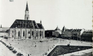 Piața Unirii: 1895-1901. Coloana Carolina mutată, platoul pietruit, se pregătește statuia lui Matei Corvin
