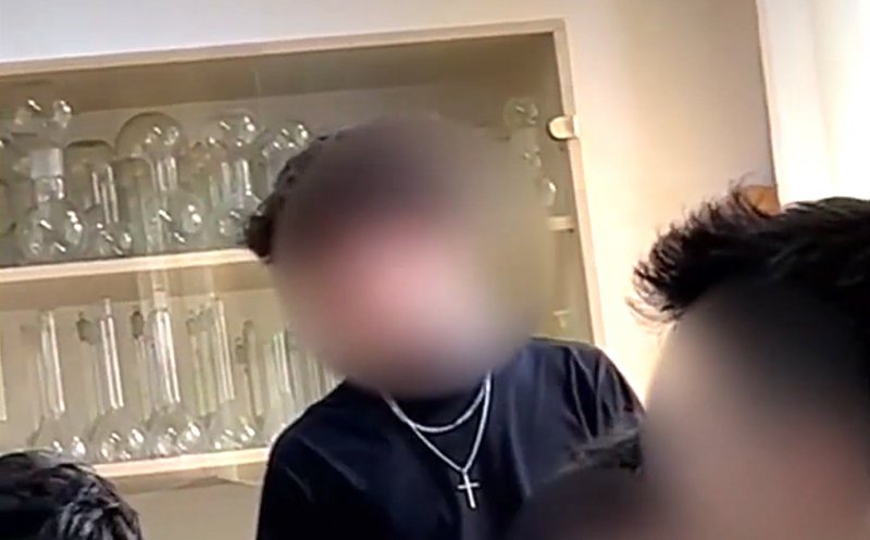 Elevul care și-a bătut diriginta cu pumnii și picioarele până a băgat-o în spital şi a ameninţat-o cu moartea a fost exmatriculat