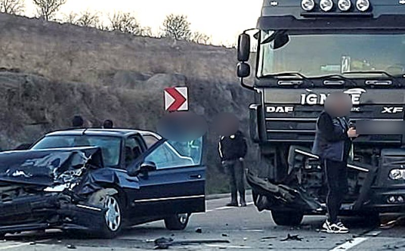 ACCIDENT în zona localității Dezmir. Impact între un autocamion şi un autoturism / Trafic îngreunat