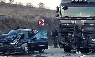 ACCIDENT în zona localității Dezmir. Impact între un autocamion şi un autoturism / Trafic îngreunat