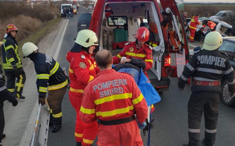 Accident între trei mașini, la Cluj! Au intervenit descarcerările iar șapte persoane au fost transportate la spital
