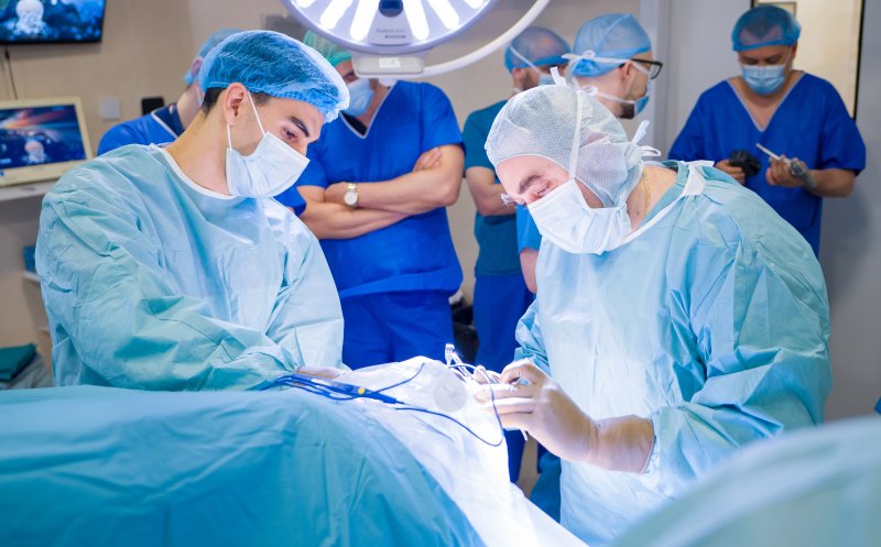 MedLife continuă programele de învățare pentru medicii din cadrul grupului prin organizarea unui masterclass în chirurgie ortopedică la Spitalul Humanitas din Cluj