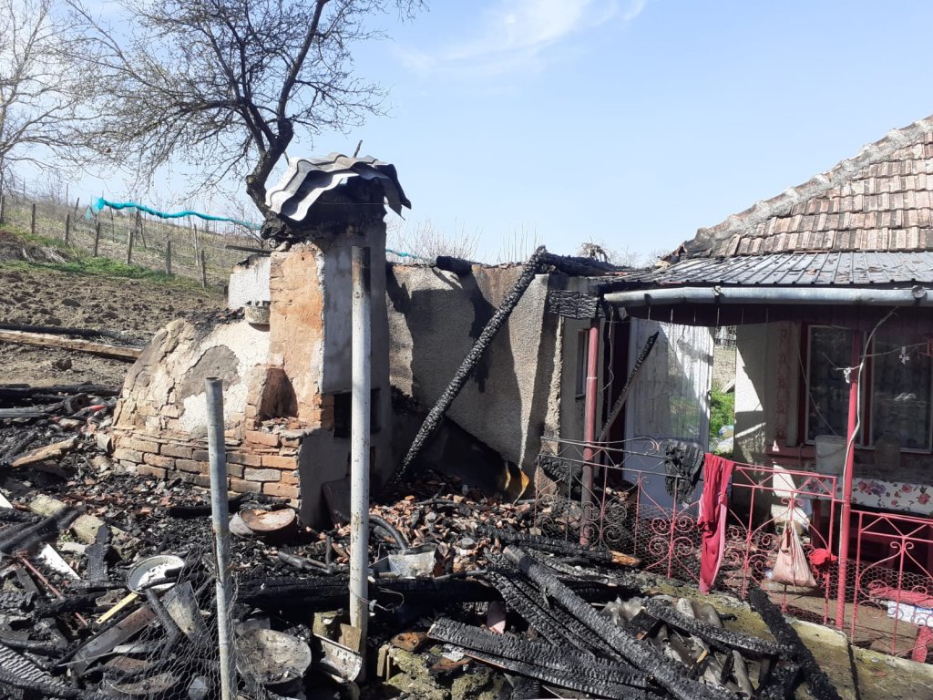 Incendiu într-o comună din Cluj! ARDE o bucătărie de vară / Femeie, evaluată de către paramedicii SMURD