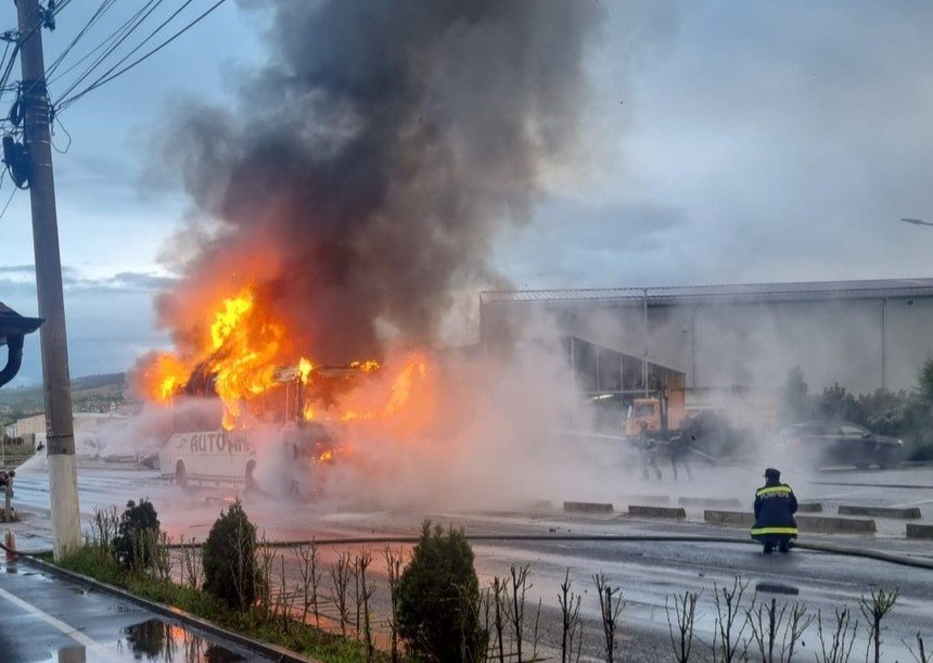 La un pas de o tragedie uriașă. Un autocar care transporta 30 de elevi a luat FOC