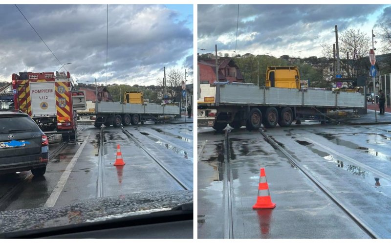 Stâlp de electricitate, doborât de un camion pe o stradă din Cluj-Napoca. Trafic îngreunat