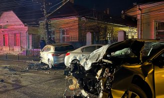 ACCIDENT în Cluj-Napoca. 4 autoturisme făcute praf pe strada Decebal