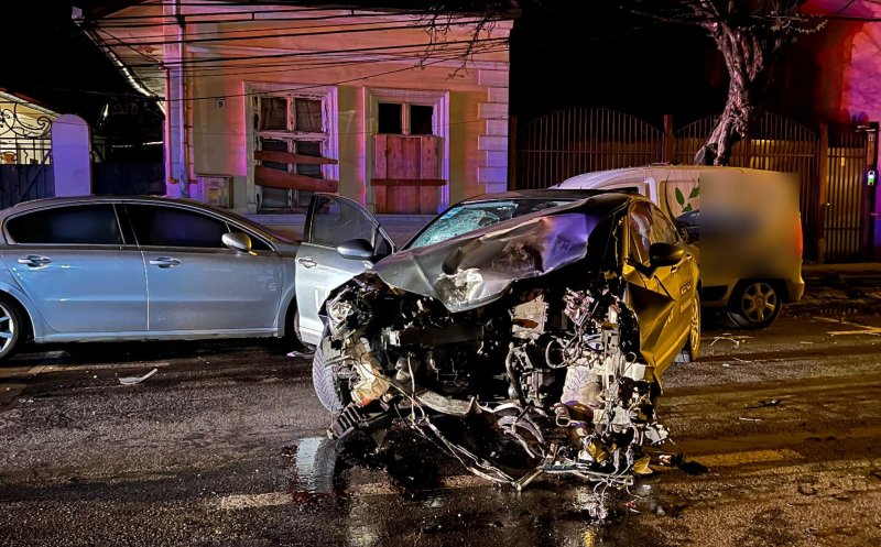 ACCIDENT în Cluj-Napoca. 4 autoturisme făcute praf pe strada Decebal