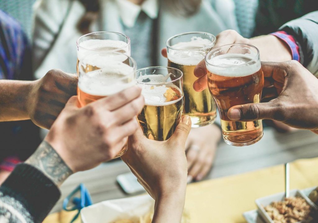 Românii au băut mai puțină bere anul trecut. Cât a scăzut consumul în 2023