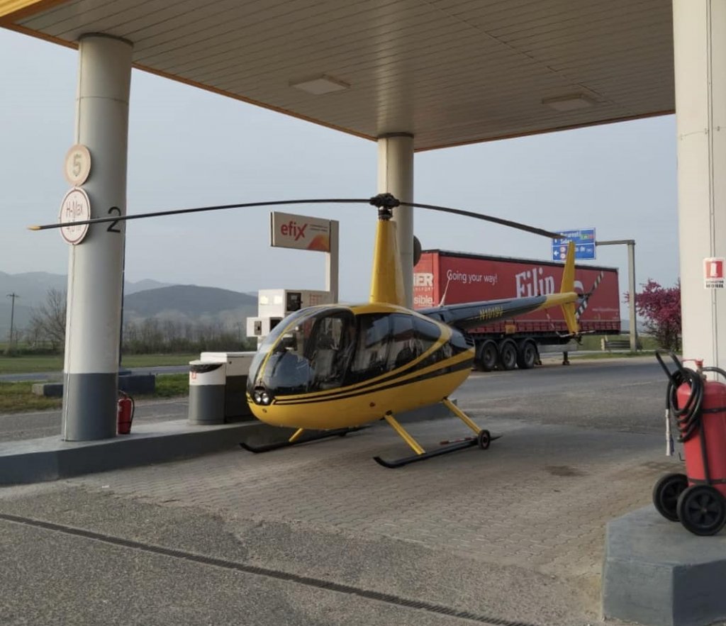 Așa ceva mai RAR! Un mini elicopter a aterizat la o benzinărie din Ardeal pentru a alimenta / Cine este pilotul