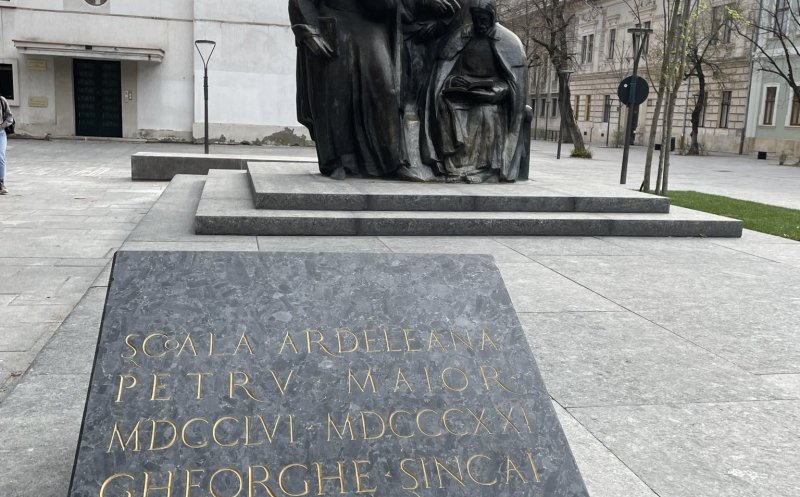 E sau nu corectă inscripția de pe plăcuța Grupului Statuar ”Școala Ardeleană”. Ce spune directorul Institutului de Arheologie și Istoria Artei din Cluj