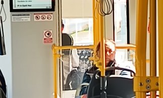 Telefonul într-o mână, ţigara în cealaltă. Frână, accelerație, frână, accelerație... Balans periculos într-un tramvai din Cluj-Napoca