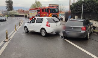 Impact între două mașini pe Calea Turzii. Traficul, blocat la coborâre