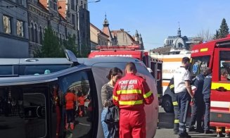 ACCIDENT în centrul Clujului. Una dintre mașini, răsturnată/ Intervin SMURD-ul și Descarcerarea