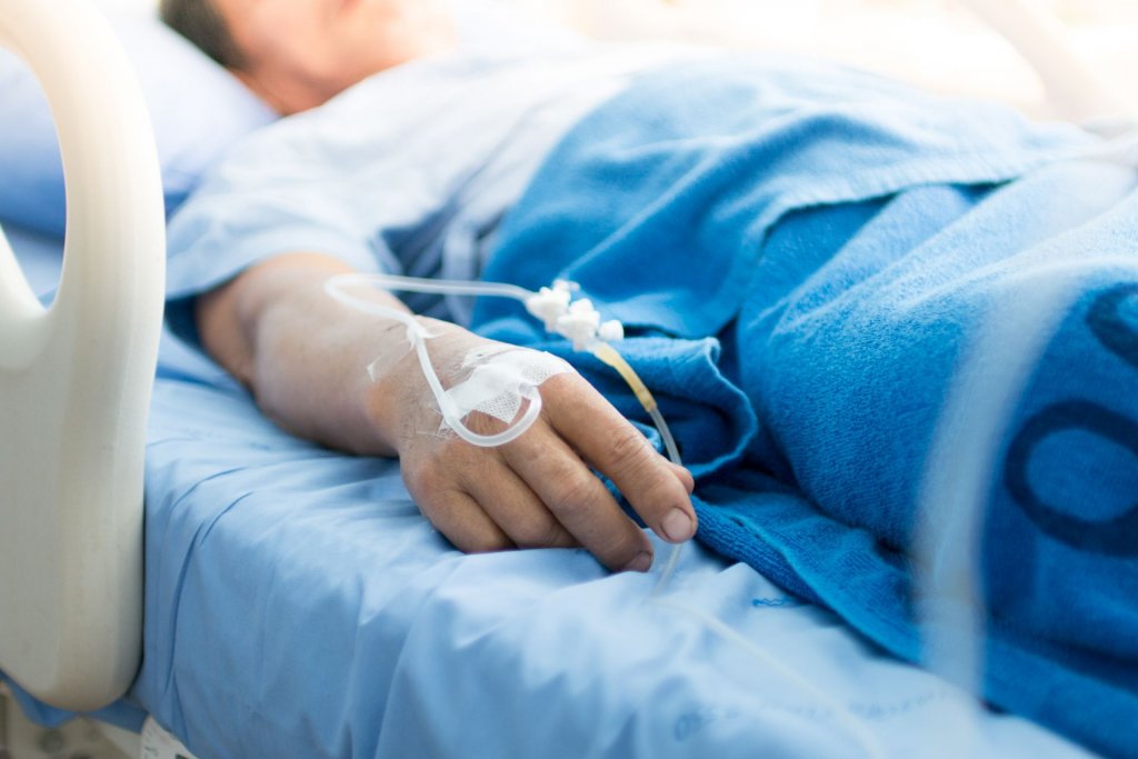 Incident violent la un liceu din Cluj. Tânăr internat la spital, după ce a fost bătut de către o elevă din altă clasă