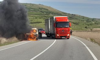 ARDE o autoutilitară încărcată cu cauciucuri, pe un drum din Cluj! Focul s-a extins la stufăriș / Se aglomerează
