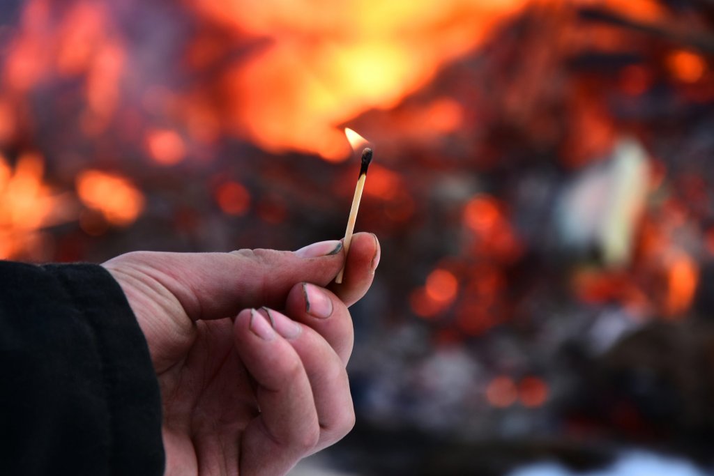 Familie din Cluj, terorizată de trei bărbați care au incendiat mașina și un corp de mobilier în curtea casei