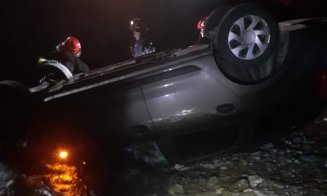 ACCIDENT pe un drum din Cluj. Mașină răsturnată într-un râu / Femeie, transportată la spital
