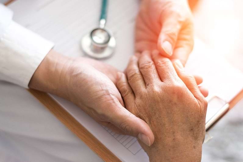 Peste 70.000 de români sunt diagnosticaţi cu Parkinson. Simptomele care apar cu mult înainte de diagnosticare