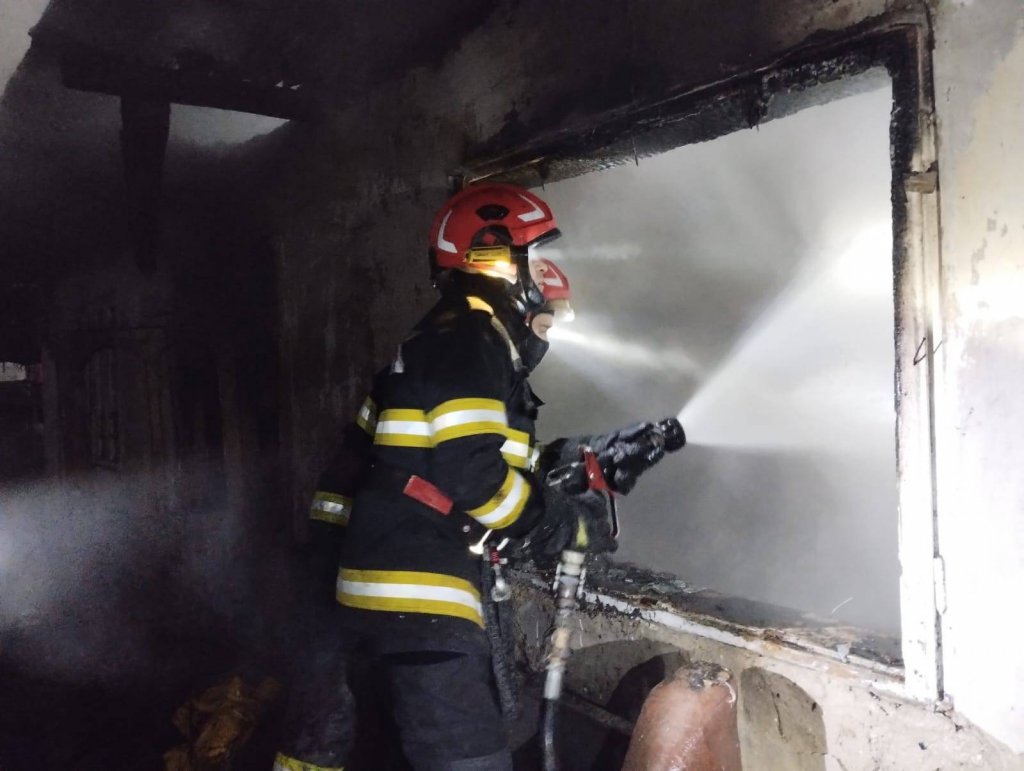 Descoperire macabră. Pompierii au găsit un bărbat spânzurat în timp ce stingeau incendiul izbucnit într-o locuință