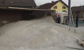 Camion încărcat cu sare, RĂSTURNAT pe un drum din Cluj. Șoferul a fost transportat la spital
