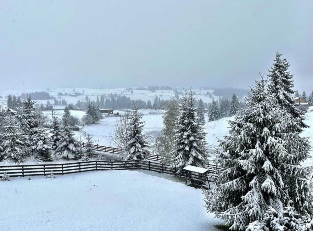 A nins în zona de munte a Clujului! S-a intervenit cu utilajele de deszăpezire pe drumurile județene