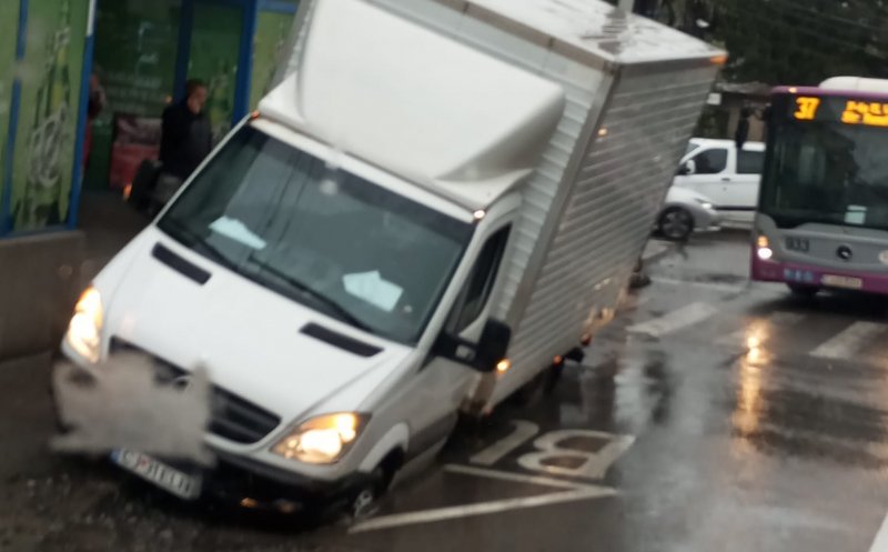 Cluj-Napoca: O gaură uriaşă s-a căscat în asfalt şi aproape a "înghiţit" o dubă