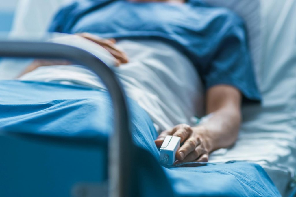 Fost manechin, la un pas de moarte, după ce a încercat să se trateze de cancer cu o metodă găsită pe net