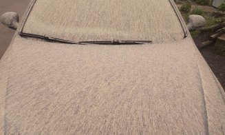 Valul de praful saharian, mană cerească pentru spălătoriile de mașini :)! Uite ce a lăsat în urmă "ploaia cu nisip"