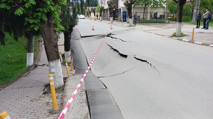 Pericol uriaș într-un oraș din România: O stradă s-a prăbușit pe o suprafață de 60 de metri, cu un crater de 2 metri