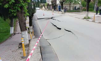 Pericol uriaș într-un oraș din România: O stradă s-a prăbușit pe o suprafață de 60 de metri, cu un crater de 2 metri