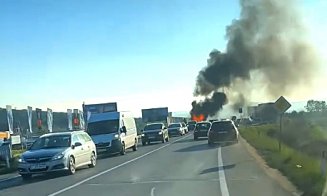 Maşină mistuită de flăcări pe centura Clujului / Şoferii trec pasivi mai departe...