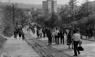 1 Mai în Hoia, cu mici, bere şi dansuri populare în 1973, 1983, 1984 / "Sigur eram pe acolo pe undeva!"